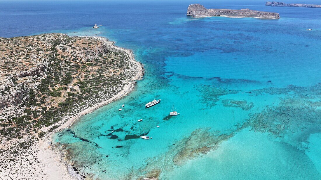 Luftaufnahme der Lagune von Balos, des Strandes von Balos und des Kaps Tigani, Halbinsel Gramvousa, Region Chania, Kreta, Griechische Inseln, Griechenland, Europa