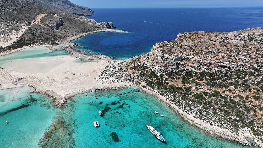 Luftaufnahme der Lagune von Balos, des Strandes von Balos und des Kaps Tigani, Halbinsel Gramvousa, Region Chania, Kreta, Griechische Inseln, Griechenland, Europa