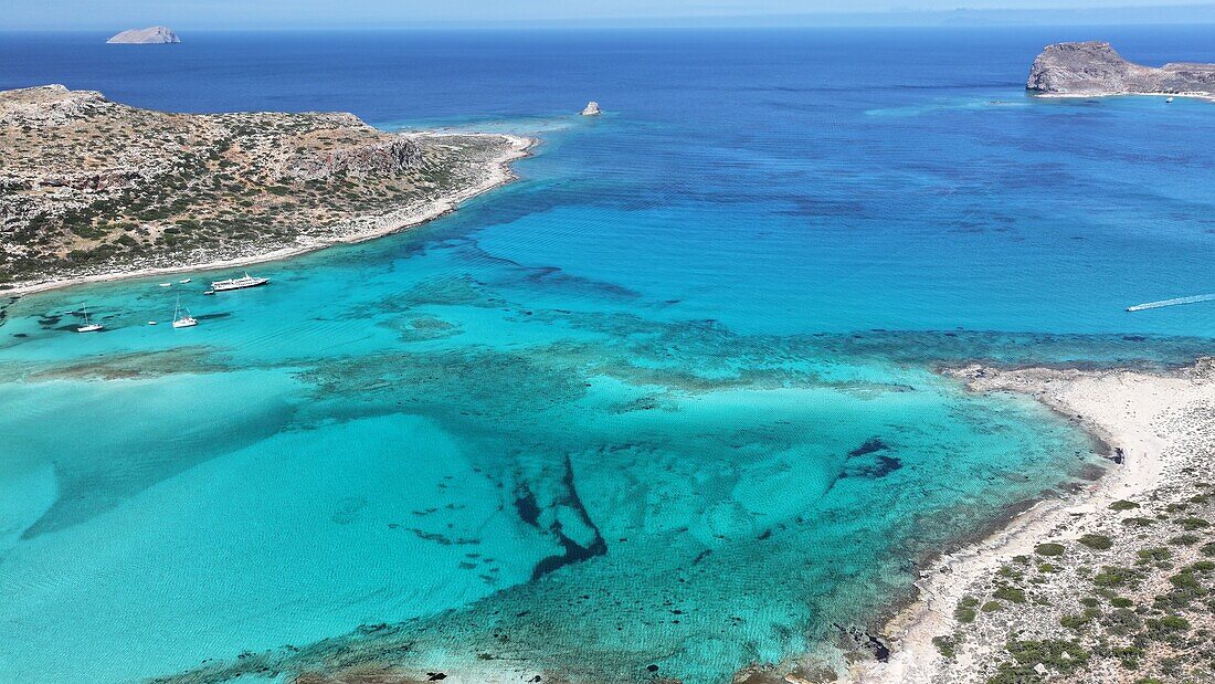 Luftaufnahme der Lagune von Balos, des Strandes von Balos und des Kaps Tigani, Halbinsel Gramvousa, Region Chania, Kreta, Griechische Inseln, Griechenland, Europa