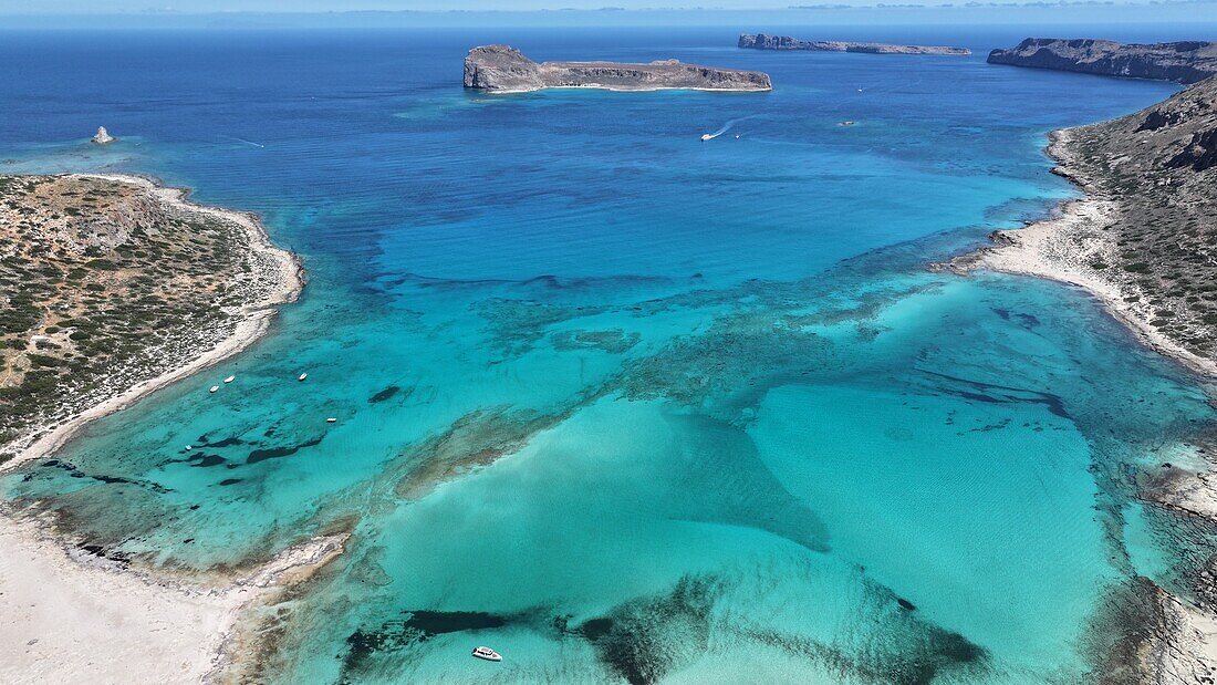 Luftaufnahme der Lagune von Balos, des Strandes von Balos und des Kaps Tigani, Halbinsel Gramvousa, Region Chania, Kreta, Griechische Inseln, Griechenland, Europa