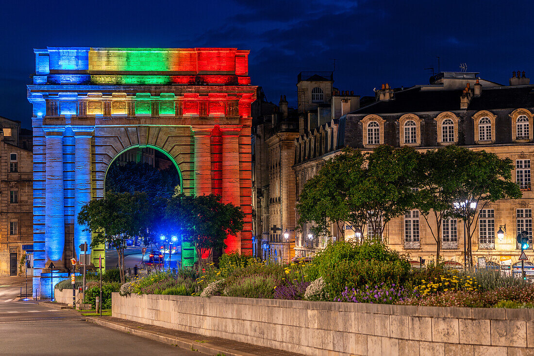 Das Burgunder Tor (Porte de Bourgogne), nachts beleuchtet, Bordeaux, Gironde, Aquitaine, Frankreich, Europa