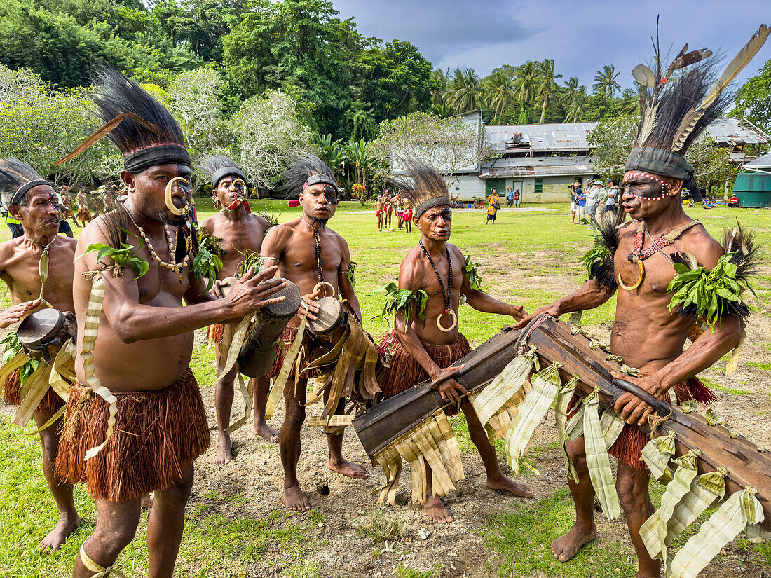 Sechs verschiedene Gruppen von einheimischen Kriegern, Trommlern und Tänzern treten auf der Insel Kwato auf, Papua-Neuguinea, Pazifik