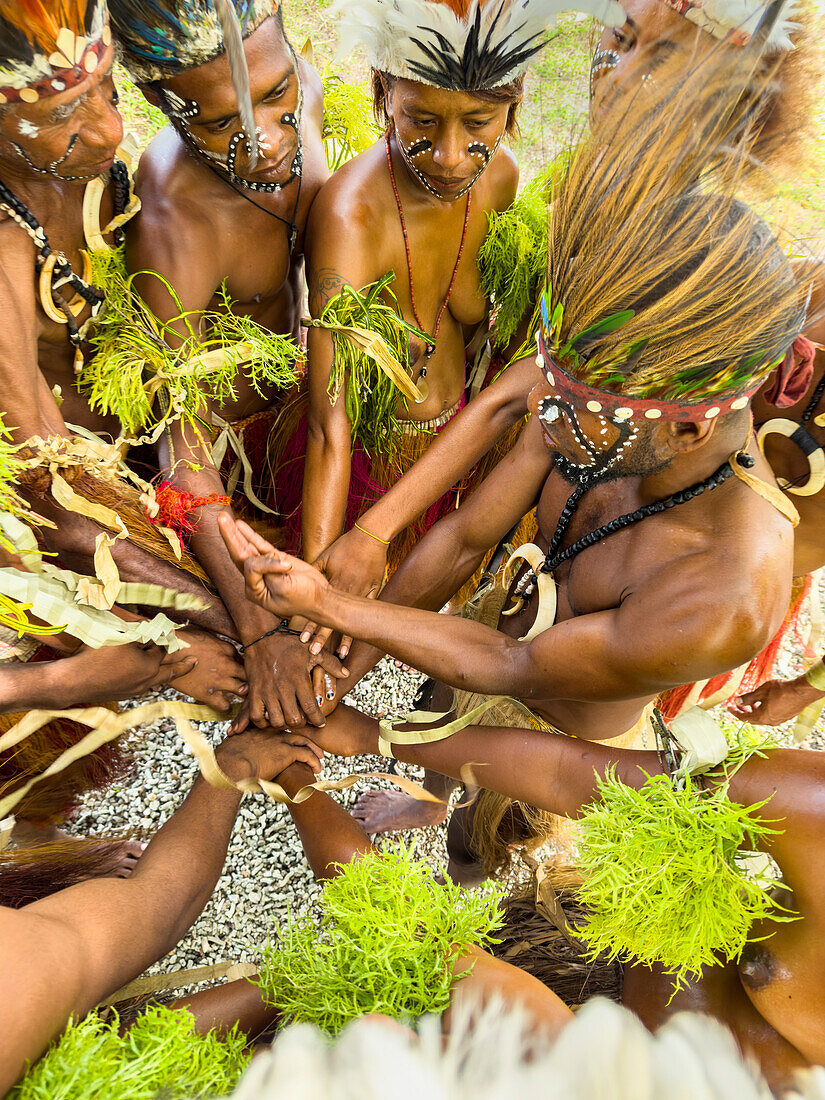 Sechs verschiedene Gruppen von Eingeborenenkriegern, Trommlern und Tänzern treten auf der Insel Kwato auf, Papua-Neuguinea, Pazifik