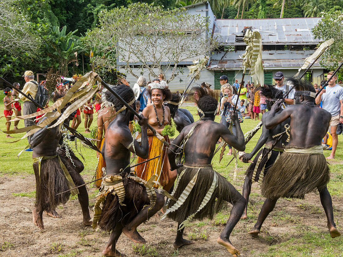 Sechs verschiedene Gruppen von Eingeborenenkriegern, Trommlern und Tänzern treten auf der Insel Kwato auf, Papua-Neuguinea, Pazifik