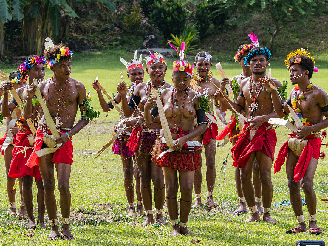 Sechs verschiedene Gruppen von Eingeborenenkriegern, Trommlern und Tänzern treten auf der Insel Kwato auf, Papua-Neuguinea, Pazifik