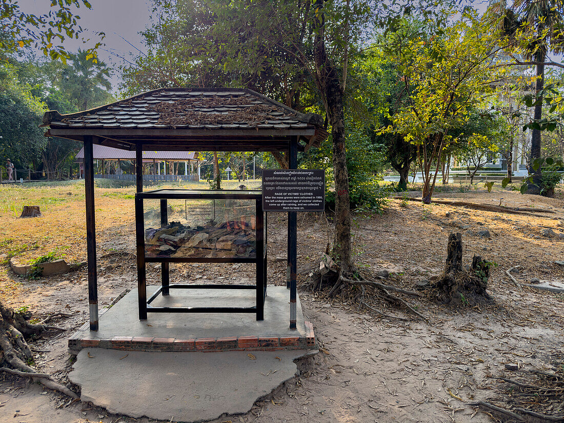 Eine Gedenkstätte für die Opfer des Konflikts mit den Roten Khmer in Choueng Ek, Phnom Pehn, Kambodscha, Indochina, Südostasien, Asien