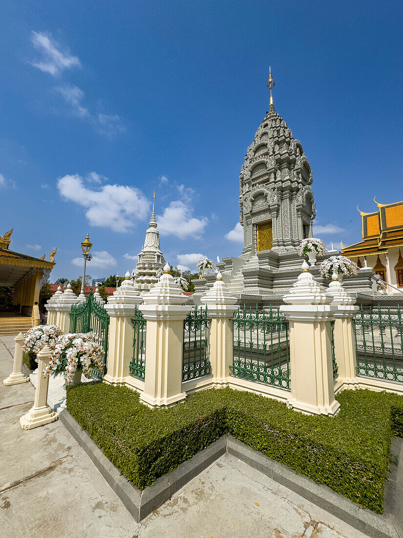 Außenansicht einer Stupa auf dem Gelände des Königspalastes in Phnom Penh, Kambodscha, Indochina, Südostasien, Asien