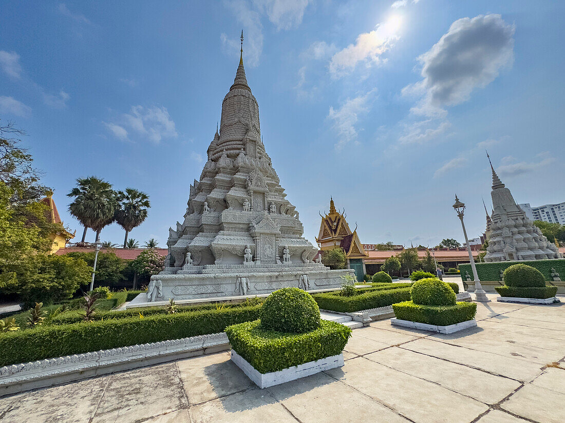 Außenansicht einer Stupa in den Anlagen des Königspalastes in Phnom Penh, Kambodscha, Indochina, Südostasien, Asien