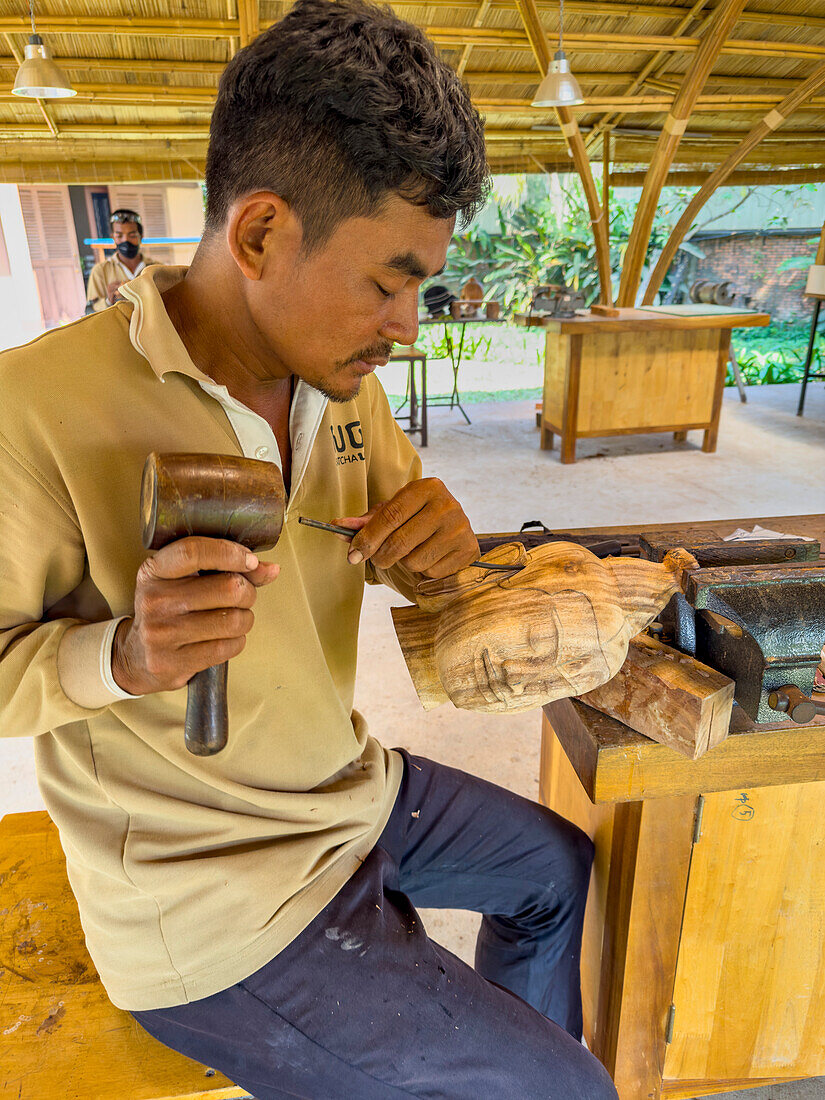 Handwerker bei der Arbeit an verschiedenen Projekten im Satcha Handicraft Center in Siem Reap, Kambodscha, Indochina, Südostasien, Asien