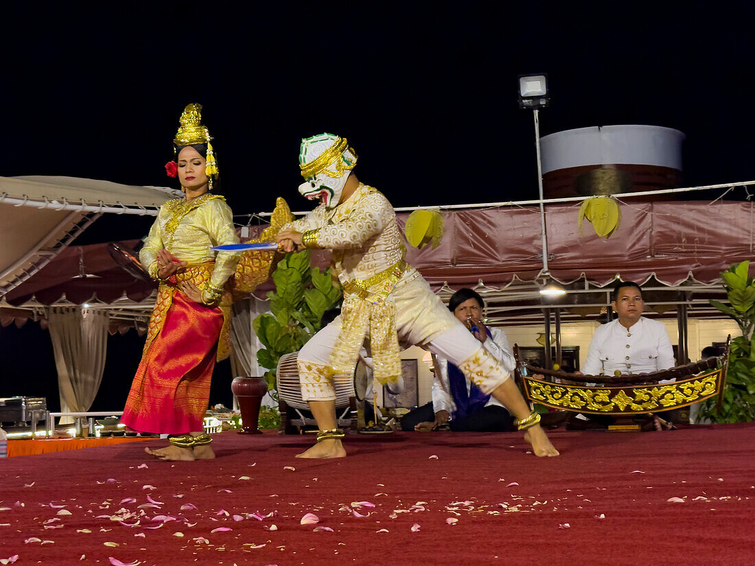 Apsara-Tänzerinnen führen traditionelle Khmer-Tänze auf der M/V Jahan während des Abendessens auf, Angkor, Kambodscha, Indochina, Südostasien, Asien