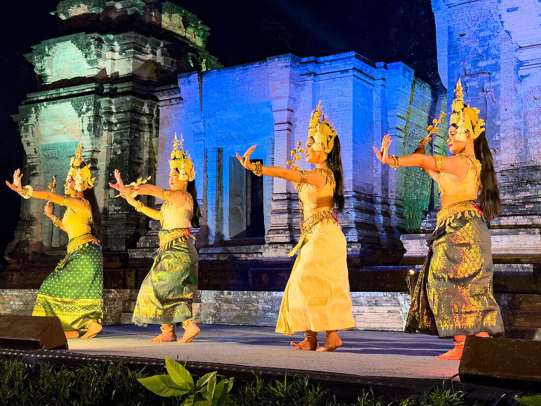 Apsara-Tänzerinnen im Prasat-Kravan-Tempel, der 921 Vishnu geweiht war, während des Abendessens, Angkor, Kambodscha, Indochina, Südostasien, Asien