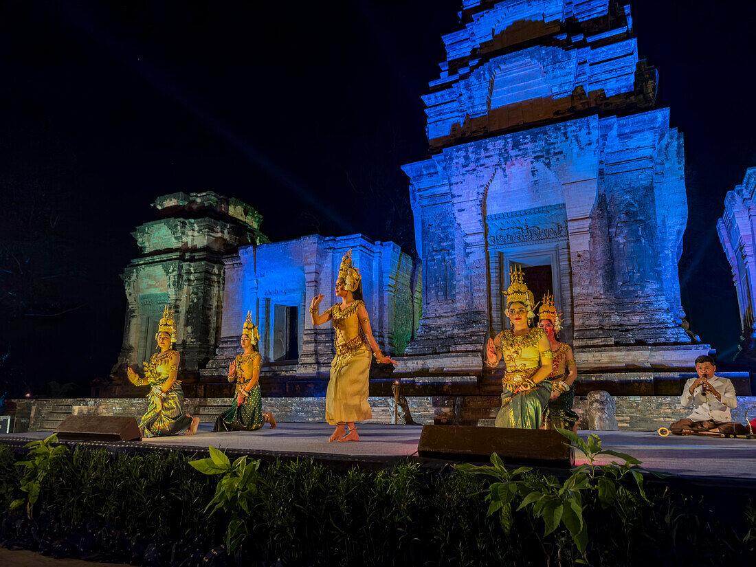 Apsara-Tänzerinnen im Prasat-Kravan-Tempel, der 921 Vishnu gewidmet war, während des Abendessens, Angkor, Kambodscha, Indochina, Südostasien, Asien