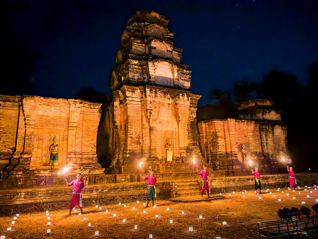 Apsara-Tänzerinnen im Prasat-Kravan-Tempel, der 921 Vishnu geweiht war, während des Abendessens, Angkor, Kambodscha, Indochina, Südostasien, Asien