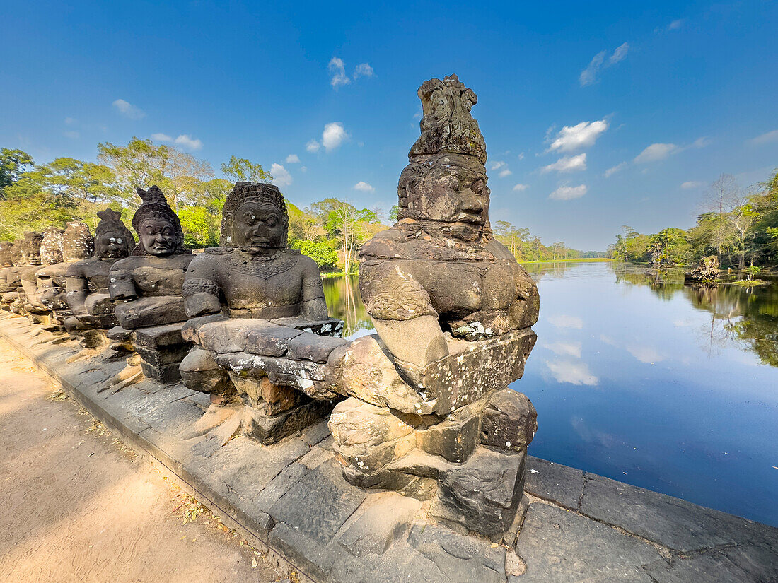 The bridge to Angkor Thom, lined on both sides with figurines ending in a corbelled arch entryway, Angkor, UNESCO World Heritage Site, Cambodia, Indochina, Southeast Asia, Asia