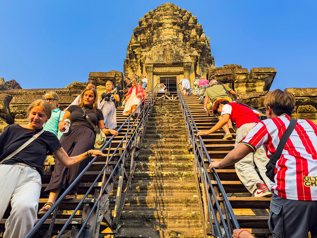 Touristen in Angkor Wat, UNESCO-Weltkulturerbe, einer hinduistisch-buddhistischen Tempelanlage bei Siem Reap, Kambodscha, Indochina, Südostasien, Asien