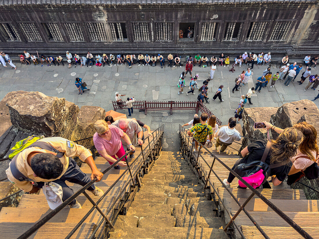 Touristen in Angkor Wat, UNESCO-Weltkulturerbe, einer hinduistisch-buddhistischen Tempelanlage bei Siem Reap, Kambodscha, Indochina, Südostasien, Asien