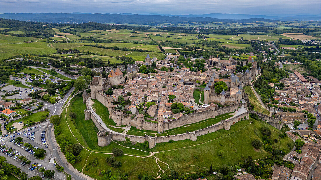 Luftaufnahme der Zitadelle Cite de Carcassonne, UNESCO-Weltkulturerbe, Carcassonne, Aude, Okzitanien, Frankreich, Europa