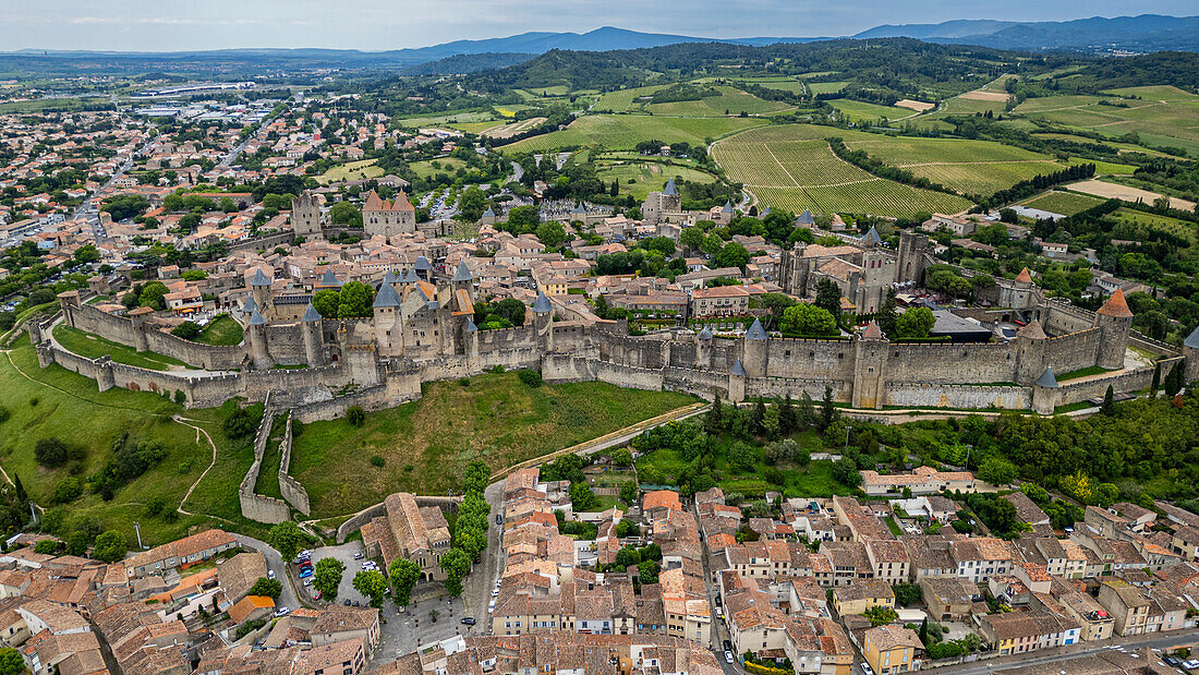 Luftaufnahme der Zitadelle Cite de Carcassonne, UNESCO-Weltkulturerbe, Carcassonne, Aude, Okzitanien, Frankreich, Europa