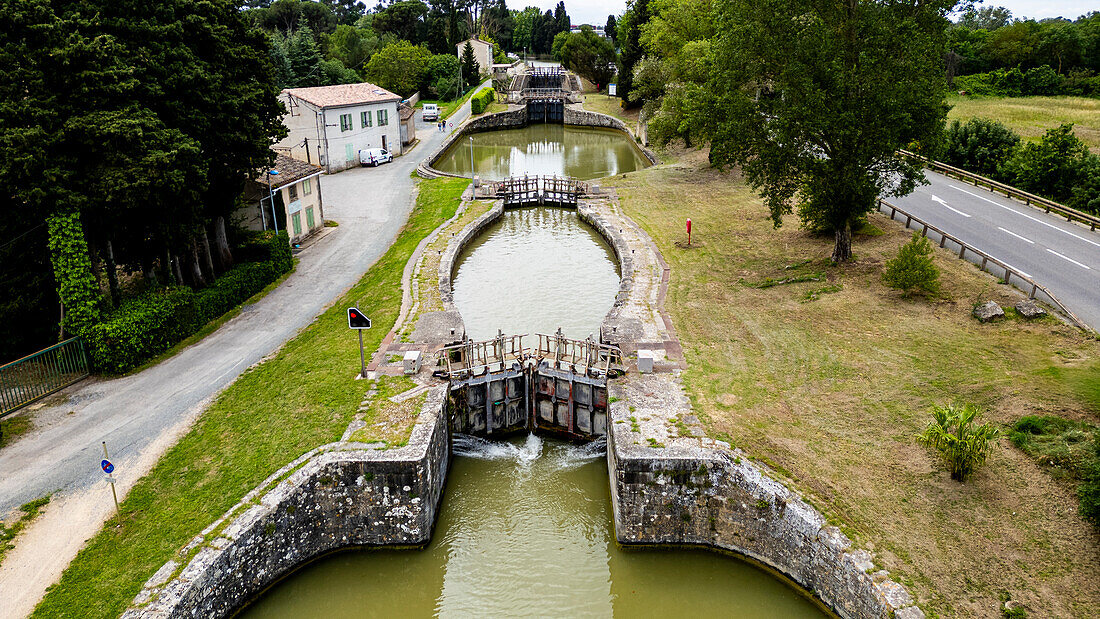 Luftaufnahme des Canal du Midi bei Carcassonne, UNESCO-Weltkulturerbe, Aude, Okzitanien, Frankreich, Europa