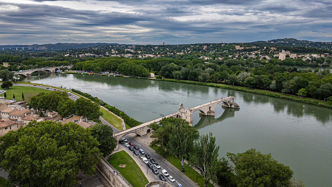 Luftaufnahme der historischen Brücke von Saint Benezet (Pont d'Avignon) mit der historischen Stadt, Avignon, UNESCO-Weltkulturerbe, Vaucluse, Provence-Alpes-Cote d'Azur, Frankreich, Europa