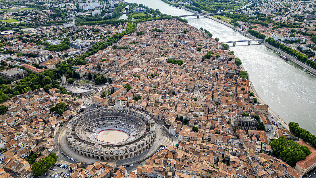 Luftaufnahme der Stadt mit dem römischen Amphitheater, UNESCO-Weltkulturerbe, Arles, Bouches du Rhone, Provence-Alpes-Cote d'Azur, Frankreich, Europa