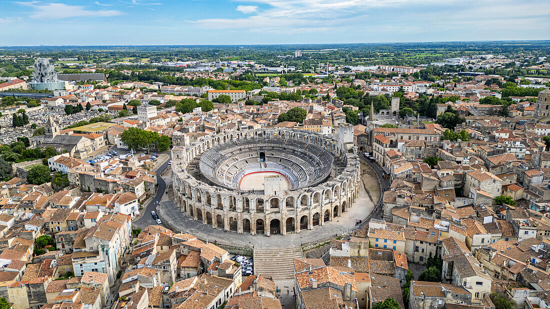 Luftaufnahme der Stadt mit dem römischen Amphitheater, UNESCO-Welterbe, Arles, Bouches du Rhone, Provence-Alpes-Cote d'Azur, Frankreich, Europa