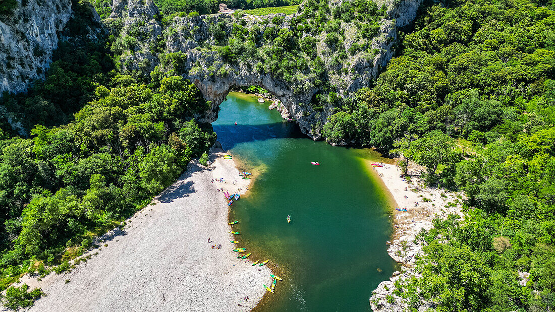 Luftaufnahme der Pont d'Arc, Ardeche-Schlucht, Ardeche, Auvergne-Rhone-Alpes, Frankreich, Europa