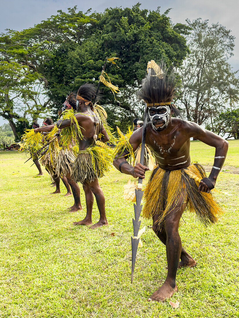 Sechs verschiedene Gruppen von einheimischen Kriegern, Trommlern und Tänzern treten auf der Insel Kwato auf, Papua-Neuguinea, Pazifik