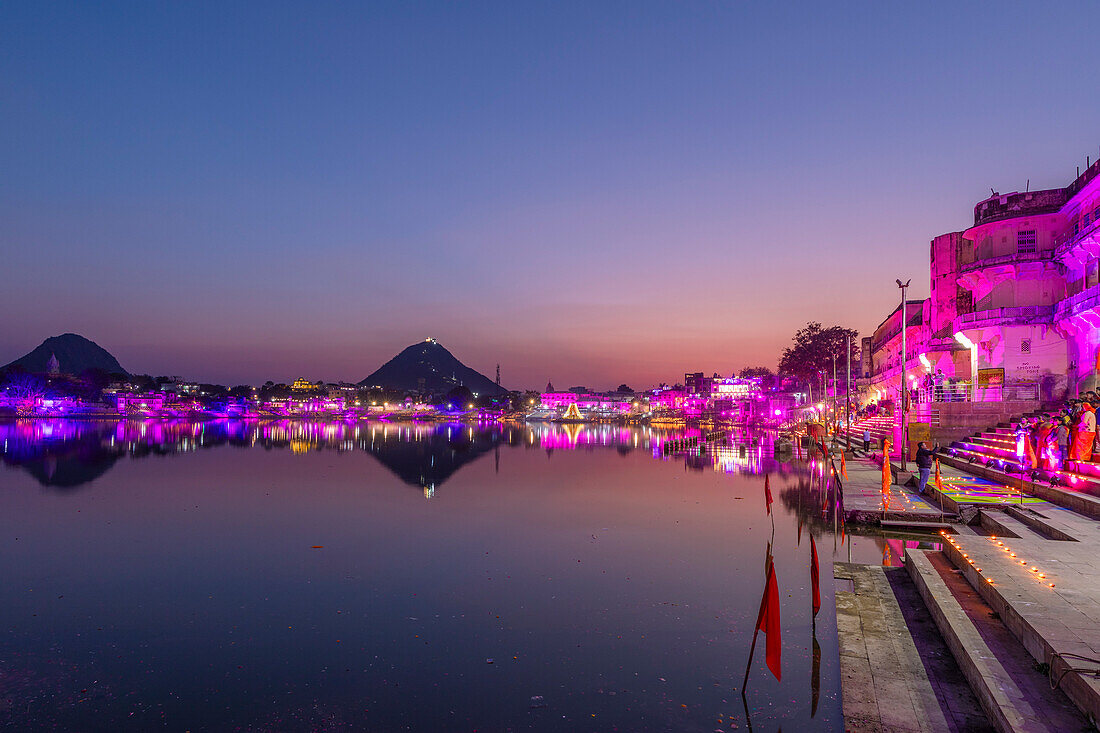 Pushkar-See in der Abenddämmerung, Pushkar, Rajasthan, Indien, Südasien, Asien