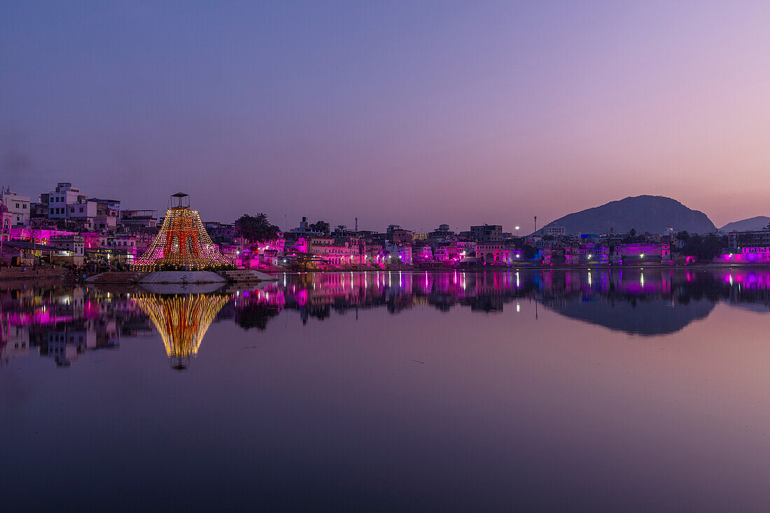 Pushkar Lake at dusk, Pushkar, Rajasthan, India, South Asia, Asia