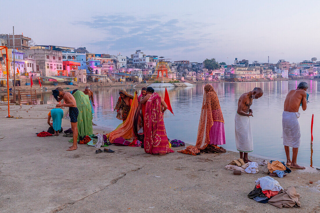 Pilger am Pushkar-See bei Sonnenaufgang, Pushkar, Rajasthan, Indien, Südasien, Asien