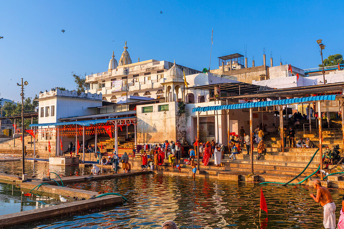 Pilger am Pushkar-See bei Sonnenaufgang, Pushkar, Rajasthan, Indien, Südasien, Asien