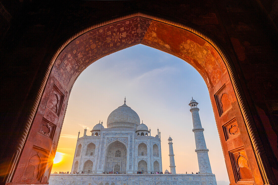 Sun setting at the Taj Mahal, UNESCO World Heritage Site, Agra, Uttar Pradesh, India, South Asia, Asia