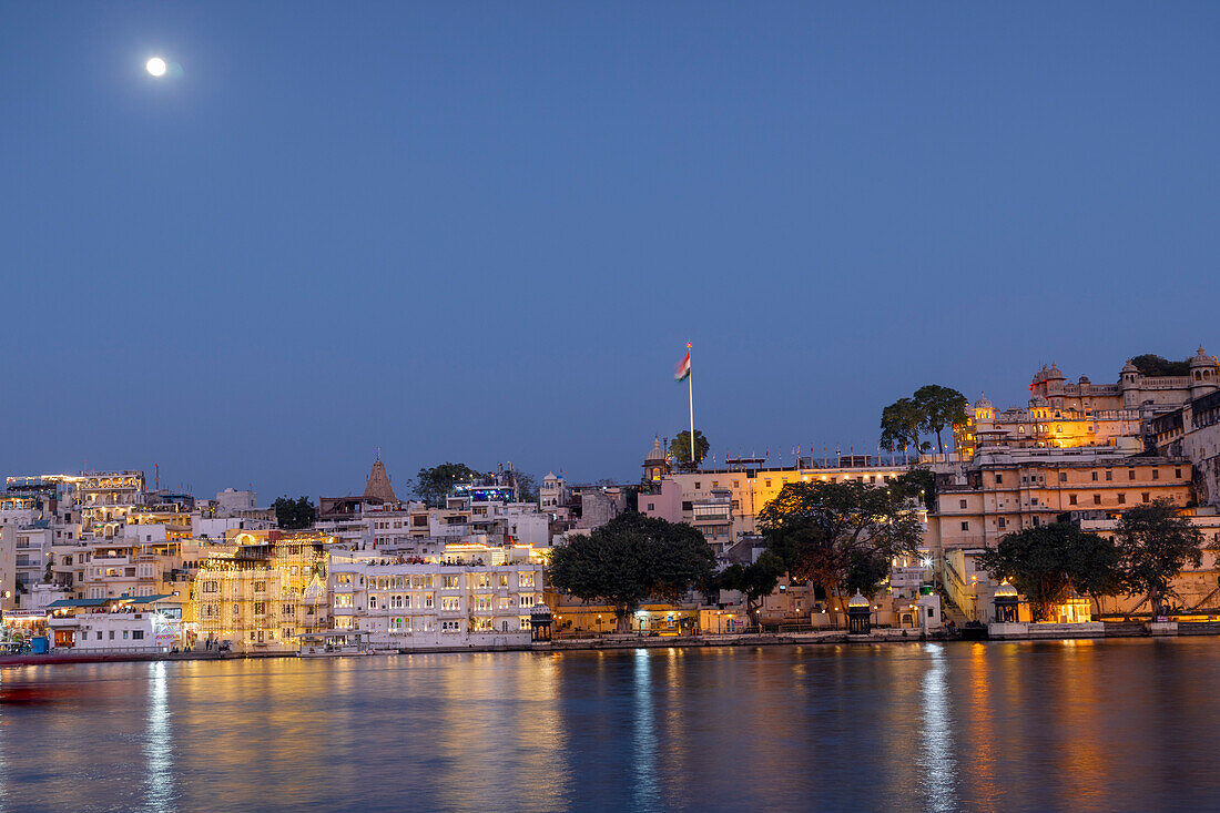 Stadtpalast und Pichola-See in der Abenddämmerung, Udaipur, Rajasthan, Indien, Südasien, Asien