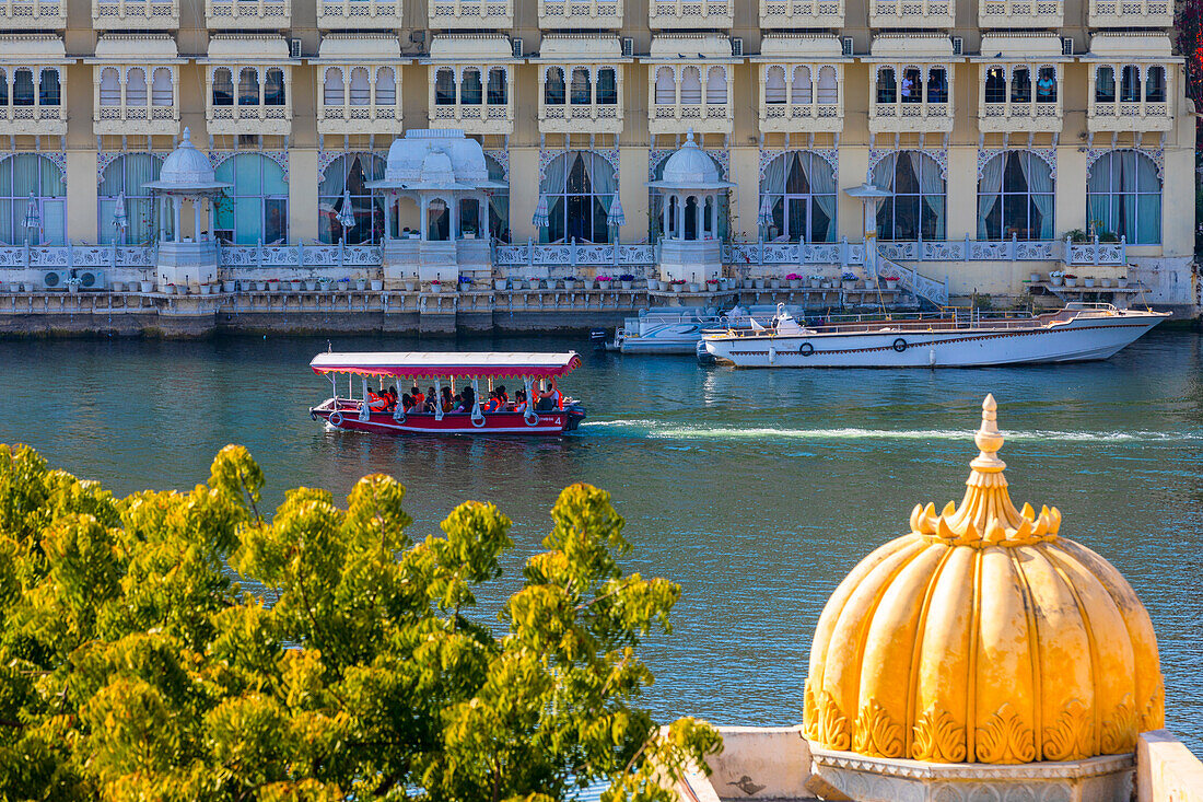 Tourist Boat on Lake Pichola with the City Palace in the background, Udaipur, Rajasthan, India, South Asia, Asia