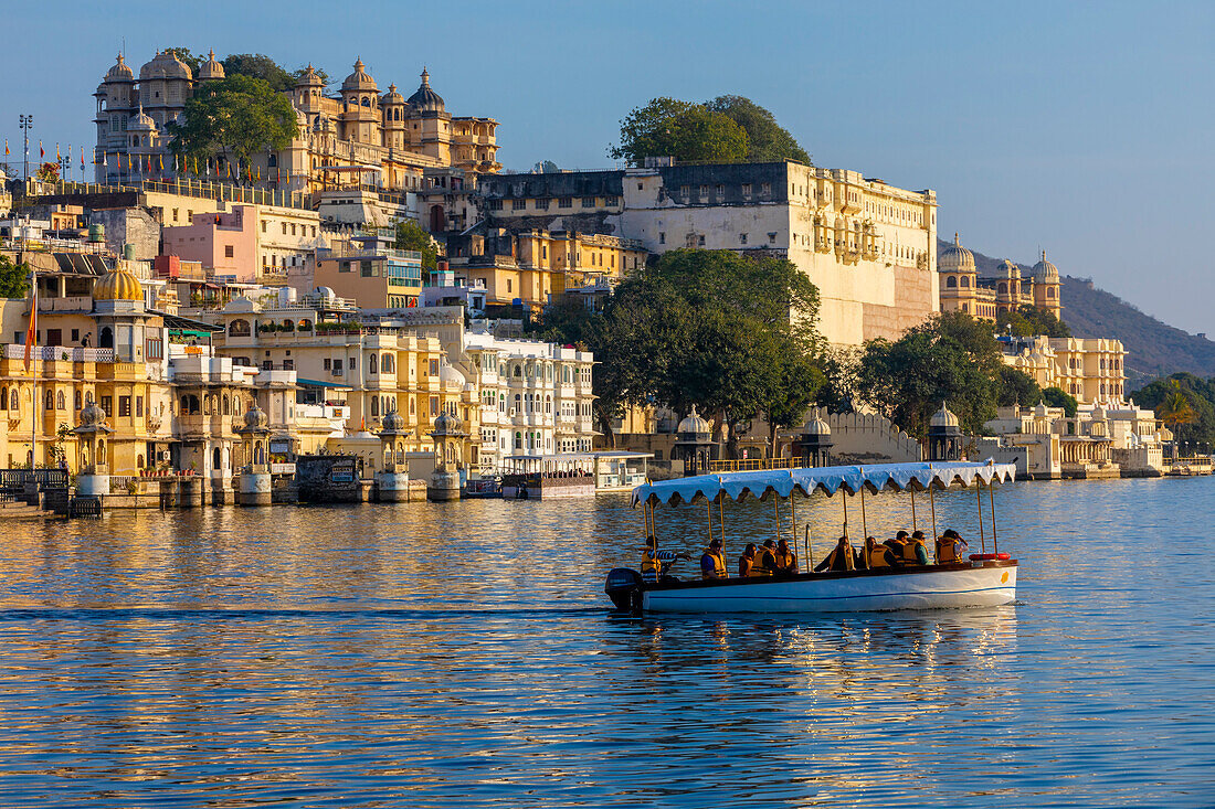 Tourist Boat on Lake Pichola with the City Palace in the background, Udaipur, Rajasthan, India, South Asia, Asia