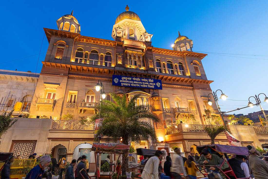 Rikschas vor dem Gurdwara Sis Ganj Sahib, Sikh-Tempel, Neu-Delhi, Indien, Südasien, Asien