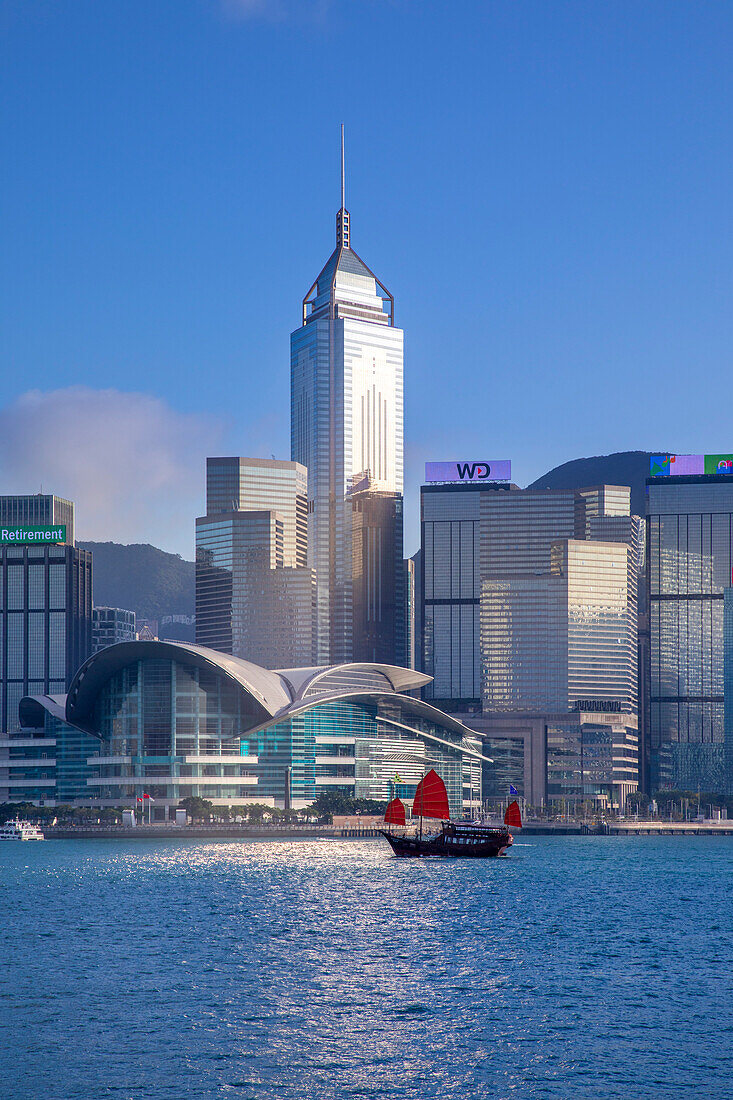 Eine Dschunke mit rotem Segel im Hafen von Hongkong, Hongkong, Sonderverwaltungszone der Volksrepublik China, China, Asien