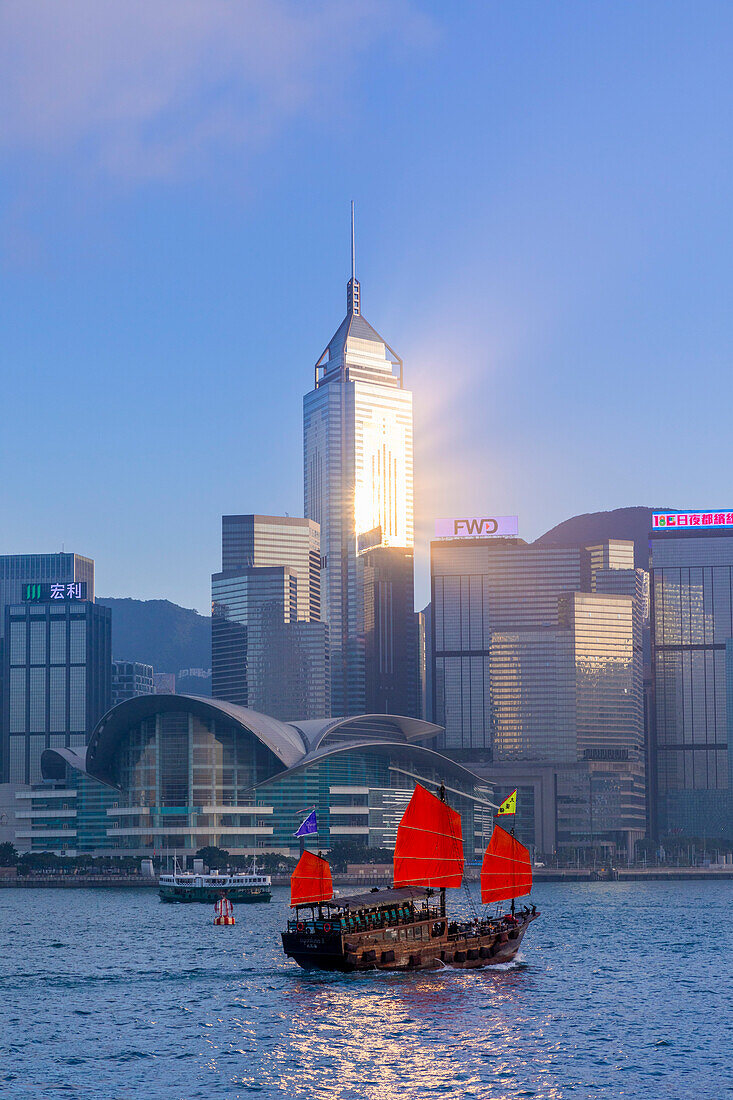 Eine Dschunke mit rotem Segel im Hafen von Hongkong, Hongkong, Sonderverwaltungszone der Volksrepublik China, China, Asien