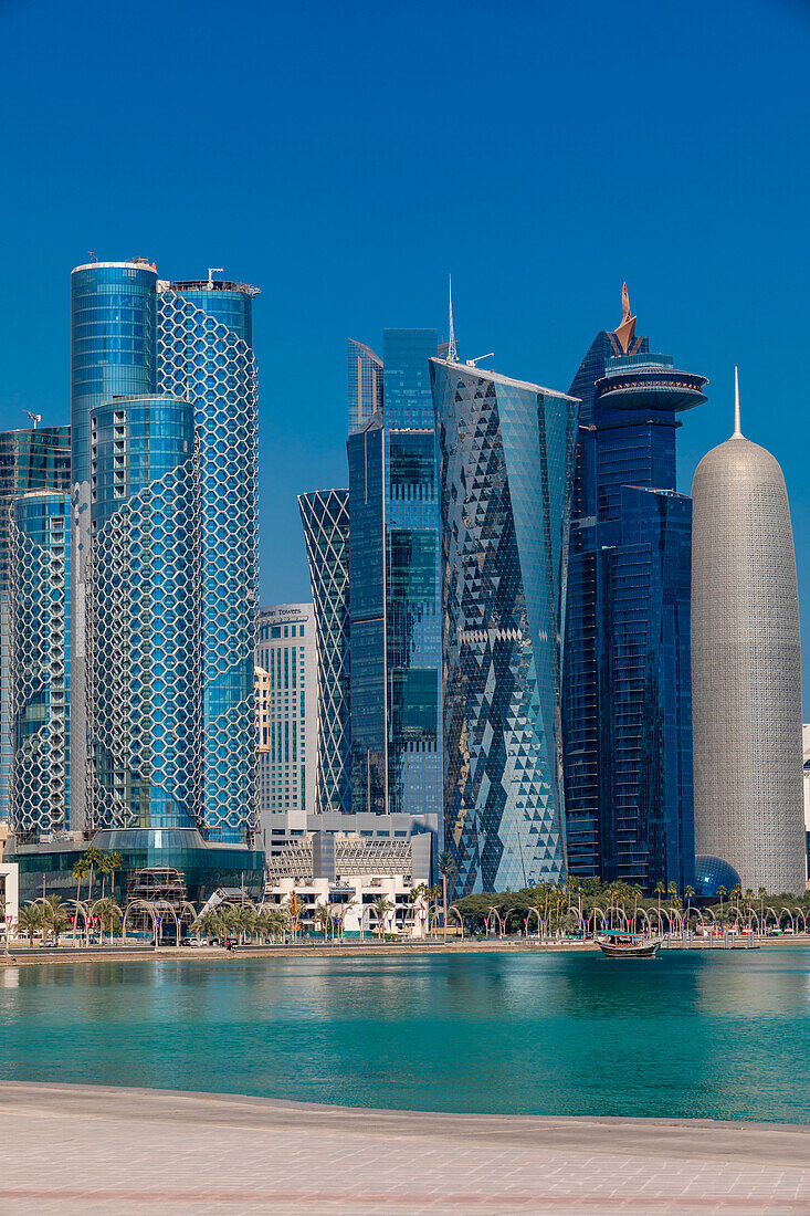 Eine traditionelle Dhau vor der Skyline der West Bay, Doha, Katar, Naher Osten