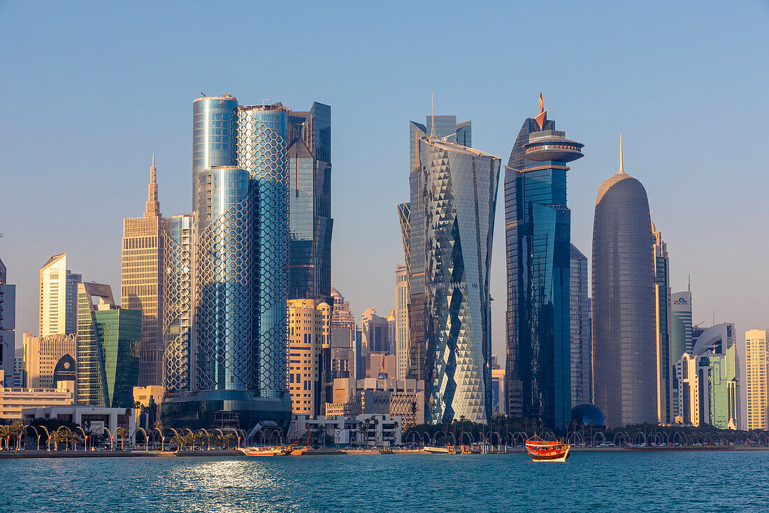 Eine traditionelle Dhau vor der Skyline der West Bay, Doha, Katar, Naher Osten