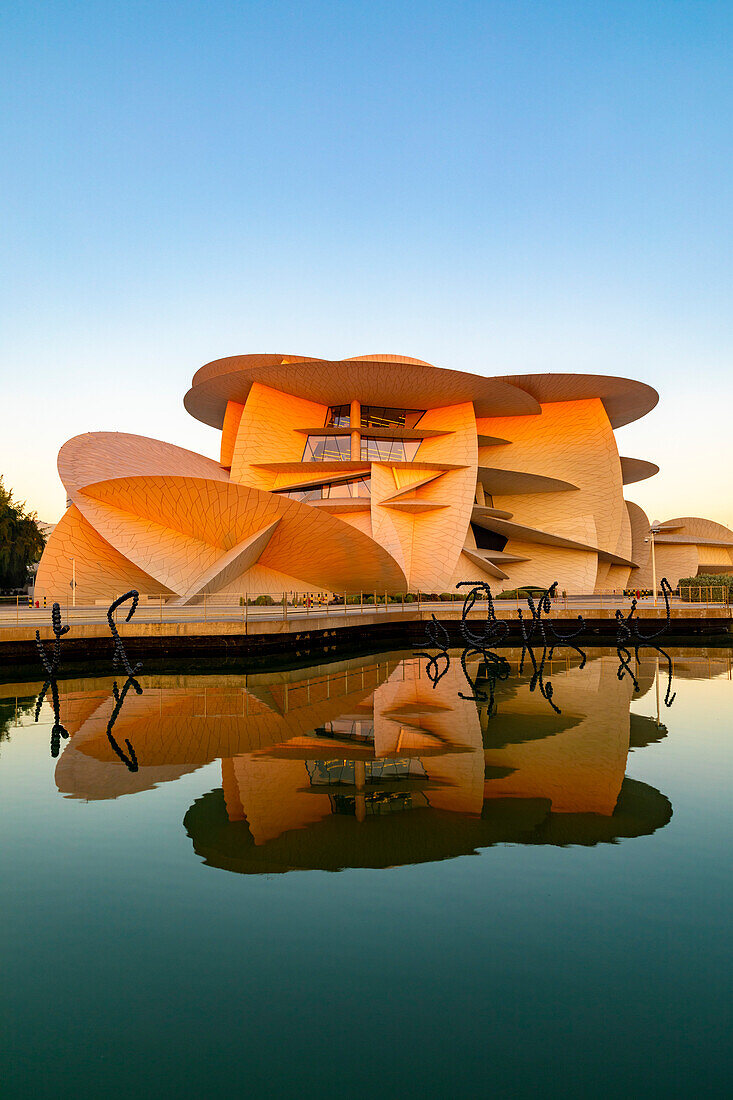 Nationalmuseum von Katar bei Sonnenaufgang, Doha, Katar, Naher Osten