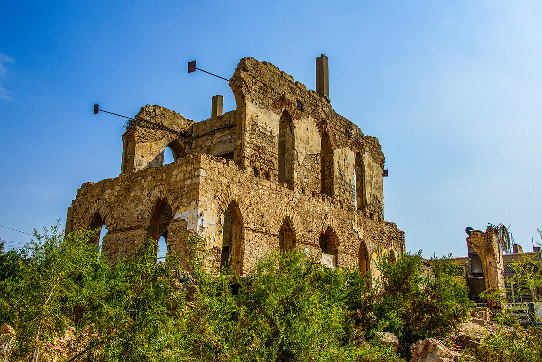 Ausgebombtes Elektrizitätswerk in Massawa, Eritrea, Afrika