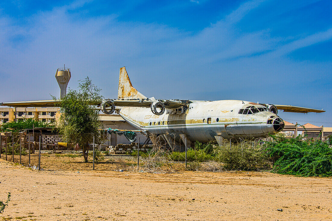 Altes russisches Transportflugzeug, jetzt als Café genutzt, Massawa, Eritrea, Afrika