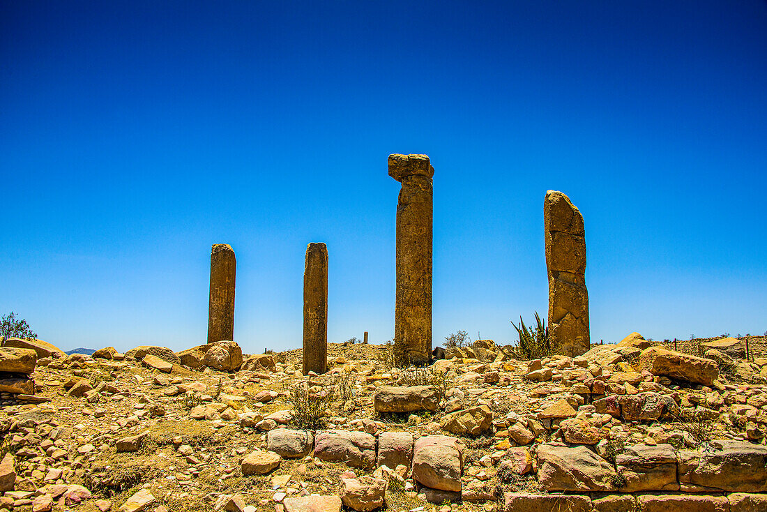 Die Säulen einer zerstörten Struktur in der prä-aksumitischen Siedlung von Qohaito (Koloe), Eritrea, Afrika