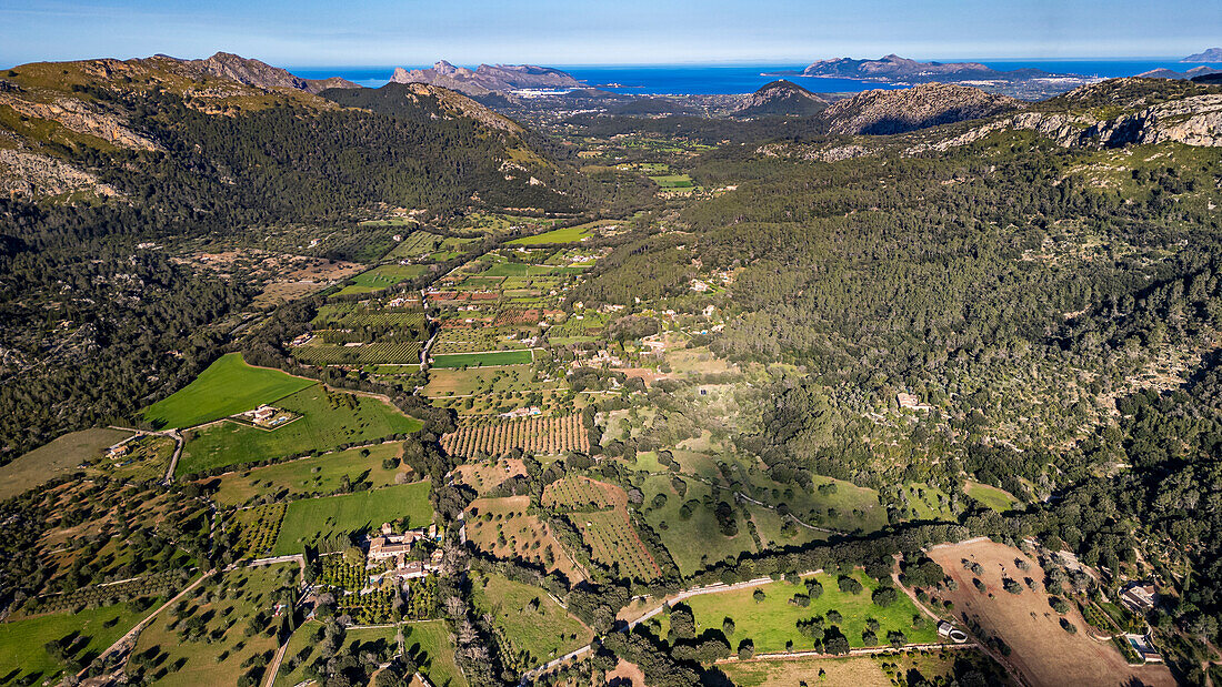 Luftaufnahme des schönen Tals hinter Pollenca, Mallorca, Balearen, Spanien, Mittelmeer, Europa