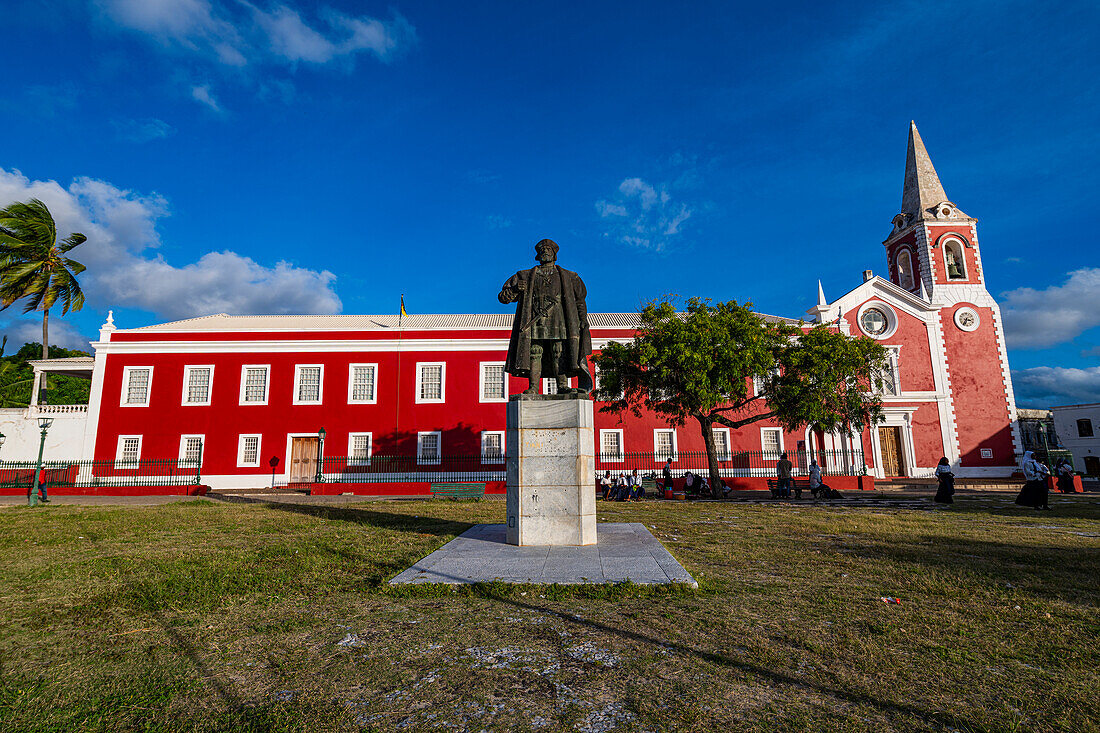 Vasco da Gama-Statue vor dem Palast von San Paul, Insel Mosambik, UNESCO-Welterbestätte, Mosambik, Afrika