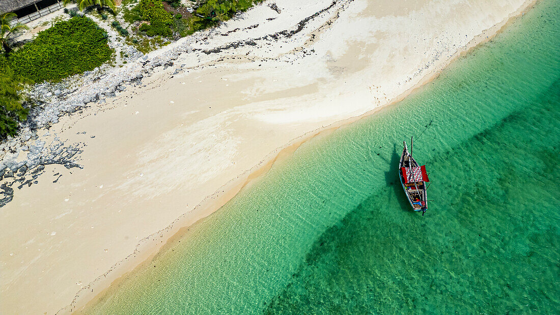 Luftaufnahme einer traditionellen Dhow an einem weißen Sandstrand, Insel Goa nahe der Insel Mosambik, Mosambik, Afrika