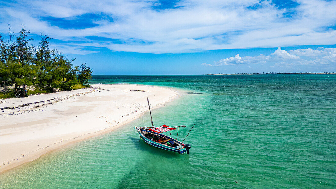 Luftaufnahme eines weißen Sandstrandes auf der Insel Sete Paus nahe der Insel Mosambik, Mosambik, Afrika