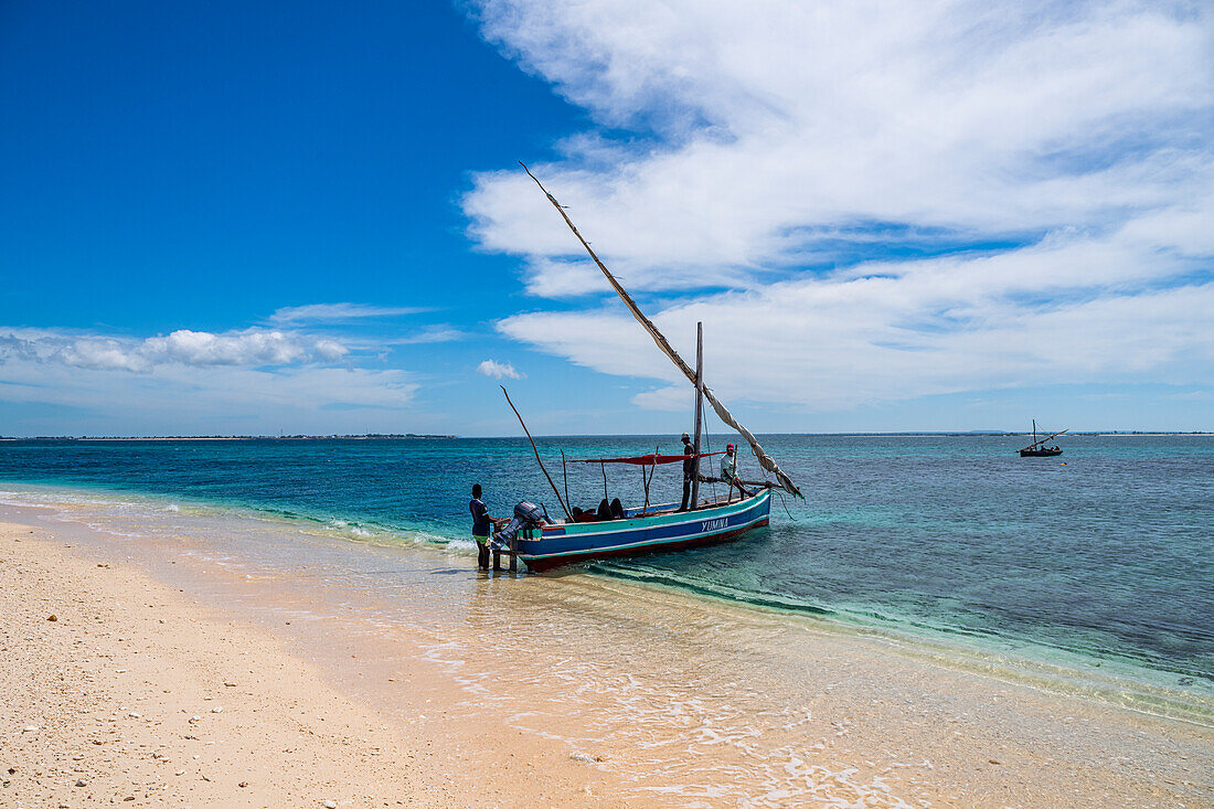 Traditionelle Dhow an einem weißen Sandstrand, Insel Goa in der Nähe der Insel Mosambik, Mosambik, Afrika